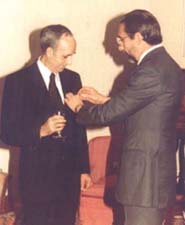 Ferrater Mora receiving the Cross of Isabel la Católica, 1983